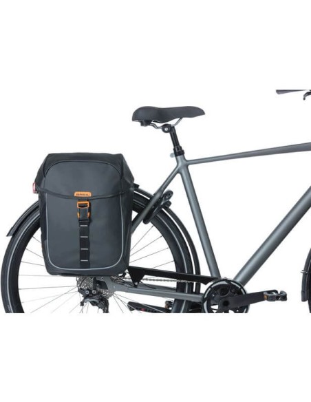Basil fietstas dubbel Miles Tarpaulin zwart oranje 34L