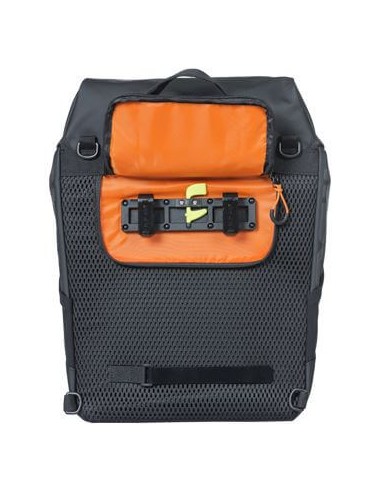 Basil rugtas Miles Tarpaulin zwart oranje 17L
