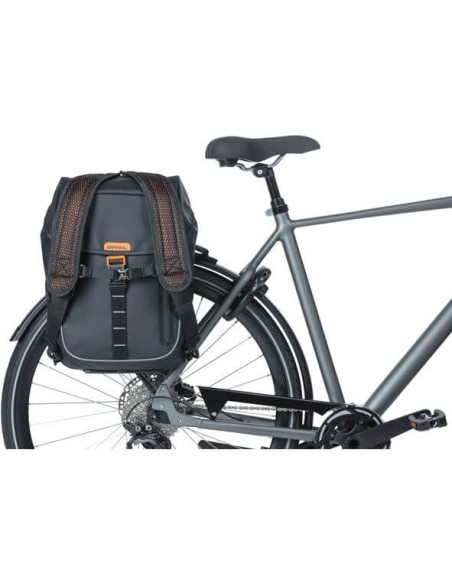 Basil rugtas Miles Tarpaulin zwart oranje 17L