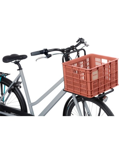 Basil fietskrat M terra red 29.5L recycled